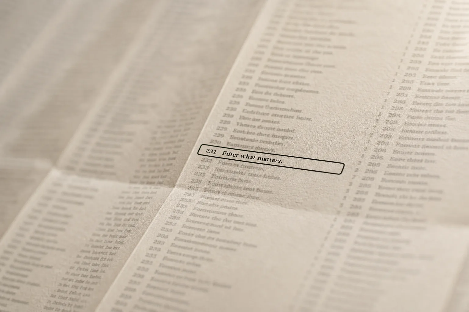 Ein Filter macht aus Überfluss Entscheidung. Gefaltete Papierliste mit einem einzigen markierten Eintrag im Fokus